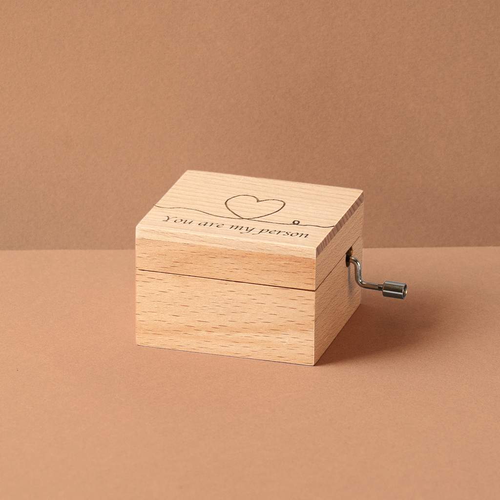 Beech wooden box with a heart and the thread of fate